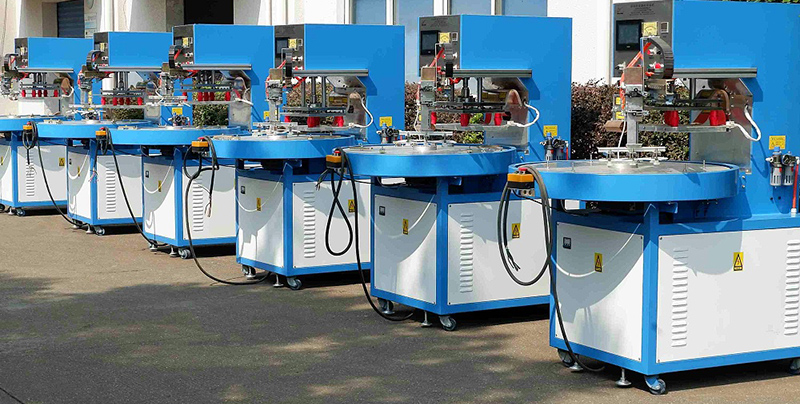 三工位自動轉(zhuǎn)盤高周波( 吸卡熱合機(jī) ) 三工位自動轉(zhuǎn)盤高周波( 吸卡熱合機(jī) )