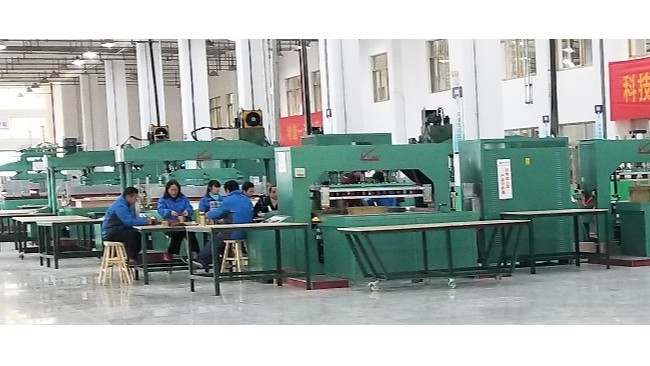 高周波焊接機比傳統(tǒng)的熱合機有什么優(yōu)勢？