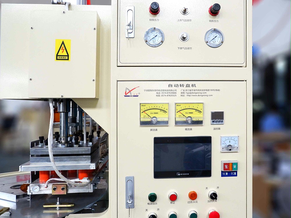 三工位自動轉(zhuǎn)盤高周波熔斷機 三工位自動轉(zhuǎn)盤高周波熔斷機